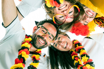 Gruppe glücklicher Fußballfans aus Deutschland feiern gemeinsam einen Meisterschaft Sieg