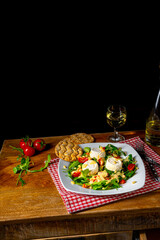 Rocket salad with goat cheese and honey dressing