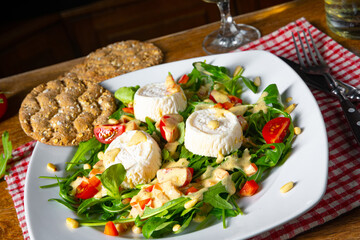 Rocket salad with goat cheese and honey dressing