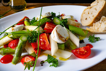 Asparagus salad with strawberries, tomatoes and goat cheese