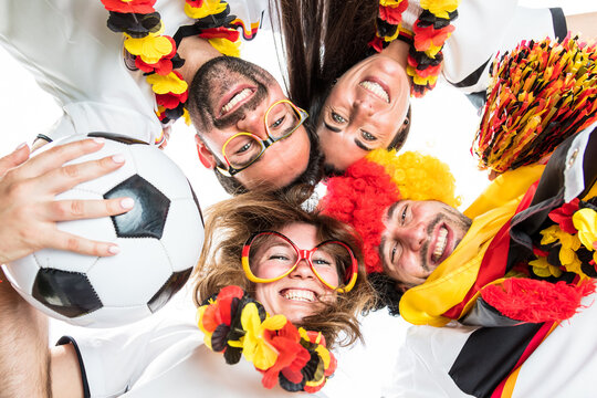 Gruppe glücklicher Fußballfans aus Deutschland feiern gemeinsam einen Meisterschaft Sieg