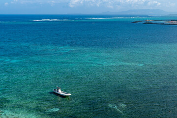 沖縄の青い海に浮かぶボート