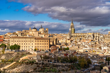 Toledo, Spain. Old city with its Royal Palace over the Tagus River sinuosity - obrazy, fototapety, plakaty