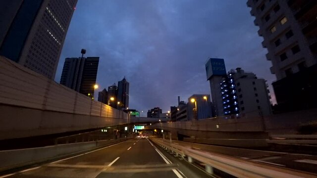 東京ドライブ車窓　首都高4号　新宿近辺　夜明け　