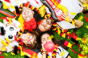 Fototapeta na wymiar Gruppe glücklicher Fußballfans aus Deutschland feiern gemeinsam einen Meisterschaft Sieg