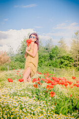 Femme dans un champs de Coquelicots