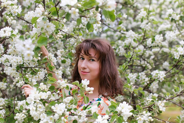 Naklejka premium young couple on date in spring park
