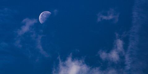 Vollmond bei klarer Nacht als Panorama Postkarten Motiv - klarer Himmel mit dem Mond im Hintergrund...