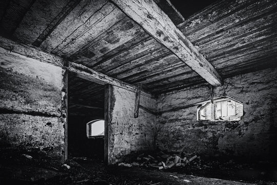 Alptraum Horror Keller in einer alten, verlassene Scheune im "The Blair Witch Project" Stil. Leerstehende, unbewohnte Architektur getarnt als Abandoned Place im Sommer in schwarzweiss