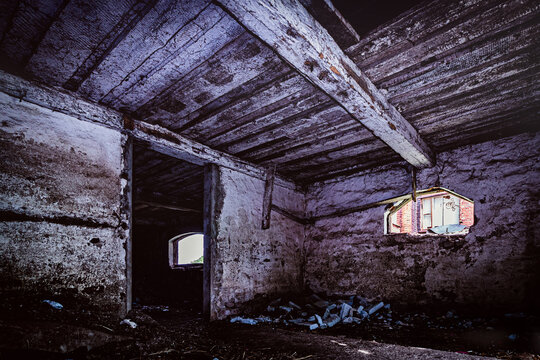 Horror Keller in einer alten, verlassene Scheune im "The Blair Witch Project" Stil. Leerstehende, unbewohnte Architektur getarnt als Abandoned Place im Sommer