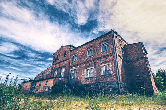 Monumentales Lost Place Horrorhaus in kr&auml;ftigen Farben - Verlassenes Geb&auml;ude mitten im Niergendwo getarnt als alte, stillgelegte Brauerei und Fabrikgeb&auml;ude