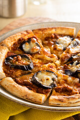 こんがり焼けた、なすと挽肉のトマトソースのピザ