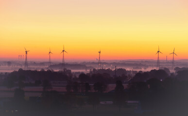 Naklejka premium Windkraftanlagen im Sonnenaufgang Lübbecker Land