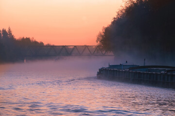 Schifffahrt auf dem Mittellandkanal eines Morgens bei Sonnenaufgang