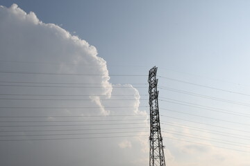 送電線と雲