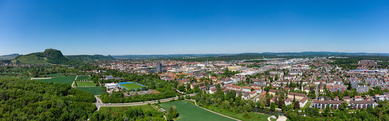 Fototapeta premium Die Stadt Singen am Hohentwiel vom Süden gesehen