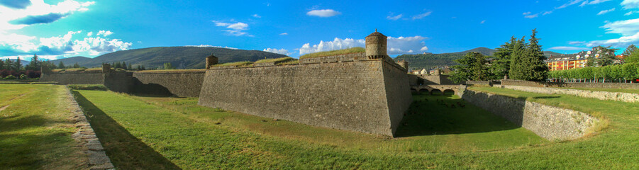Fototapeta na wymiar Muro y foso de la ciudadela de Jaca en Jaca, Huesca, España. También conocido como castillo de San Pedro, es la única ciudadela que se conserva completa de su estilo en Europa.