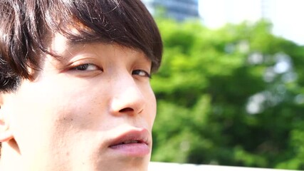 ポートレート動画　振り向く男性　拒否する　スローモーション