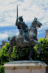 Obraz premium Statue équestre de Bertrand Du Guesclin à Dinan en Bretagne