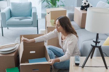 Obraz na płótnie Canvas Woman moving in her new home