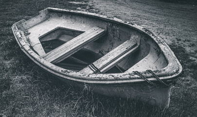 Schiffswrack - Vergessenes, altes Boot liegt auf einer Wiese am Wegesrand und ist vom Wetter...