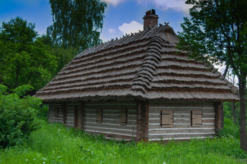 Tradycyjne słowiański dom pokryty strzechą. - obrazy, fototapety, plakaty