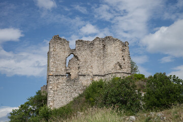 Fototapeta na wymiar Ruines du château médiéval de Soyans sur un sommet de la Drôme provençale