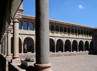 Fototapeta premium Cortile del Convento di Santo Domingo nel complesso Koricancha, Cusco, Perù