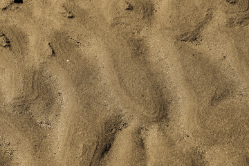 Gros-plan sur les méandres du sable lorsque la marée descend sur une plage de l´océan Atlantique dans les Landes, sud-ouest de la France