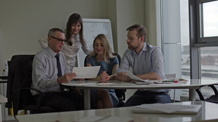 Obraz premium Boss showing employees document in office 