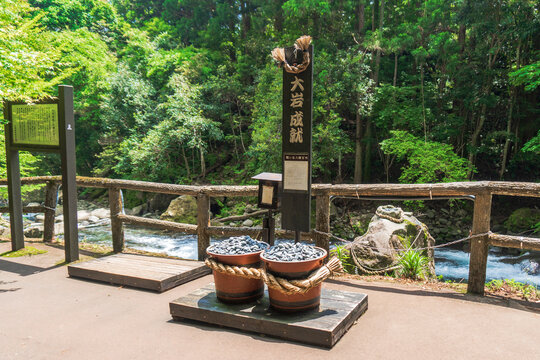 &rdquo;大岩成就(Taigan Joju)の岩&rdquo;の上に石が乗ると願いが叶うと言われる／&rdquo;河津七滝（Kawazu Nanadaru）"／静岡県河津町