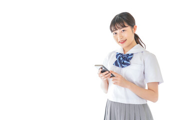 スマートフォンを使う若い女子学生