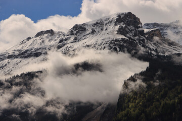 Fototapeta na wymiar Frostiger Mai 2021 in den Berner Alpen; Blick von Brienz auf die Oltschiburg (2233m)