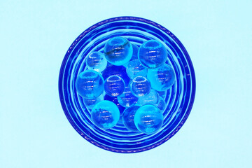 上から見たコップに入った青いビー玉