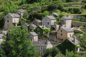 Fototapeta na wymiar Village de Hauterives dans les gorges du Tarn en Lozère France 