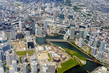 みなとみらい地区上空から横浜駅方向を空撮