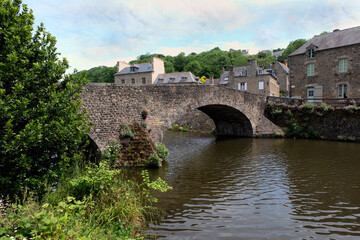 Le vieux pont du port de plaisance de Dinan en Bretagne