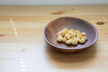 木の皿に乗せたボーロ