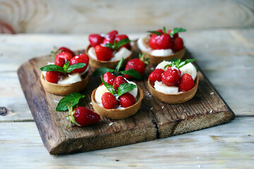 Summer tarts with strawberries. Healthy summer dessert. The keto diet. Keto dessert.