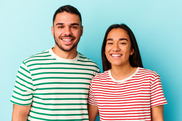 Obraz premium Young mixed race couple isolated on blue background