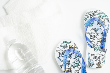 タオルと水とビーチサンダル