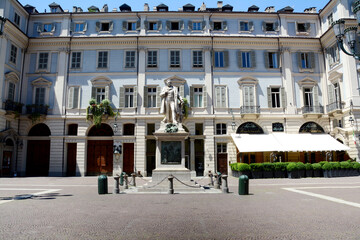 piazza Carignano is a precious space in the center of the city. There is the Carignano theater, the Cambio restaurant, the first Italian parliament.