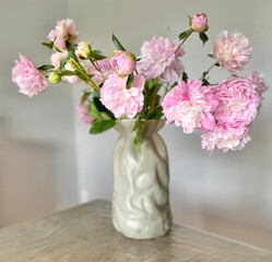 magnifique bouquet de pivoines roses dans la maison