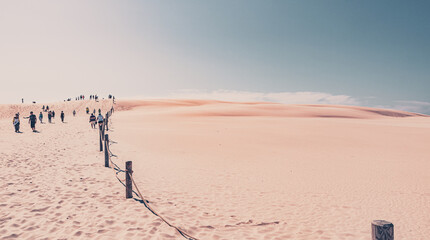 Fußspuren im Sand - Panorama Poster einer minimalistischen Szene mit Fußspuren im Sand in der Dünen Wüste an der Ostseeküste im Naturschutzgebiet Łeba (Leba) an der Lontzkedüne (polnisch Wydma Łącka) - obrazy, fototapety, plakaty