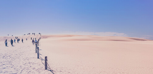 Fußspuren im Sand - Panorama Poster einer minimalistischen Szene mit Fußspuren im Sand in der Dünen Wüste an der Ostseeküste im Naturschutzgebiet Łeba (Leba) an der Lontzkedüne (polnisch Wydma Łącka) - obrazy, fototapety, plakaty