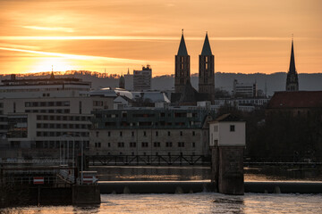 Blick von der Hafenbrücke, über die Innenstadt mit Martinskirche und Herkules im Hintergrund