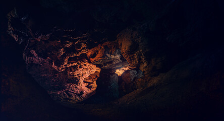 Golums Höhle - Smaugs Schatz in einer verlassenen Tropfsteinhöhle mit einer warmen Lichtquelle