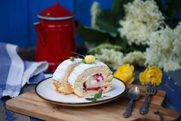 biscuit roll with strawberries