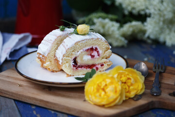 biscuit roll with strawberries