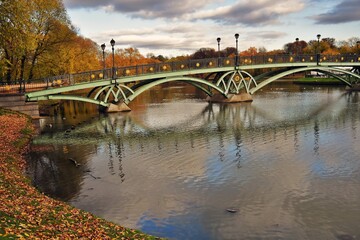 Fototapeta na wymiar Bridge over the pond in Moscow